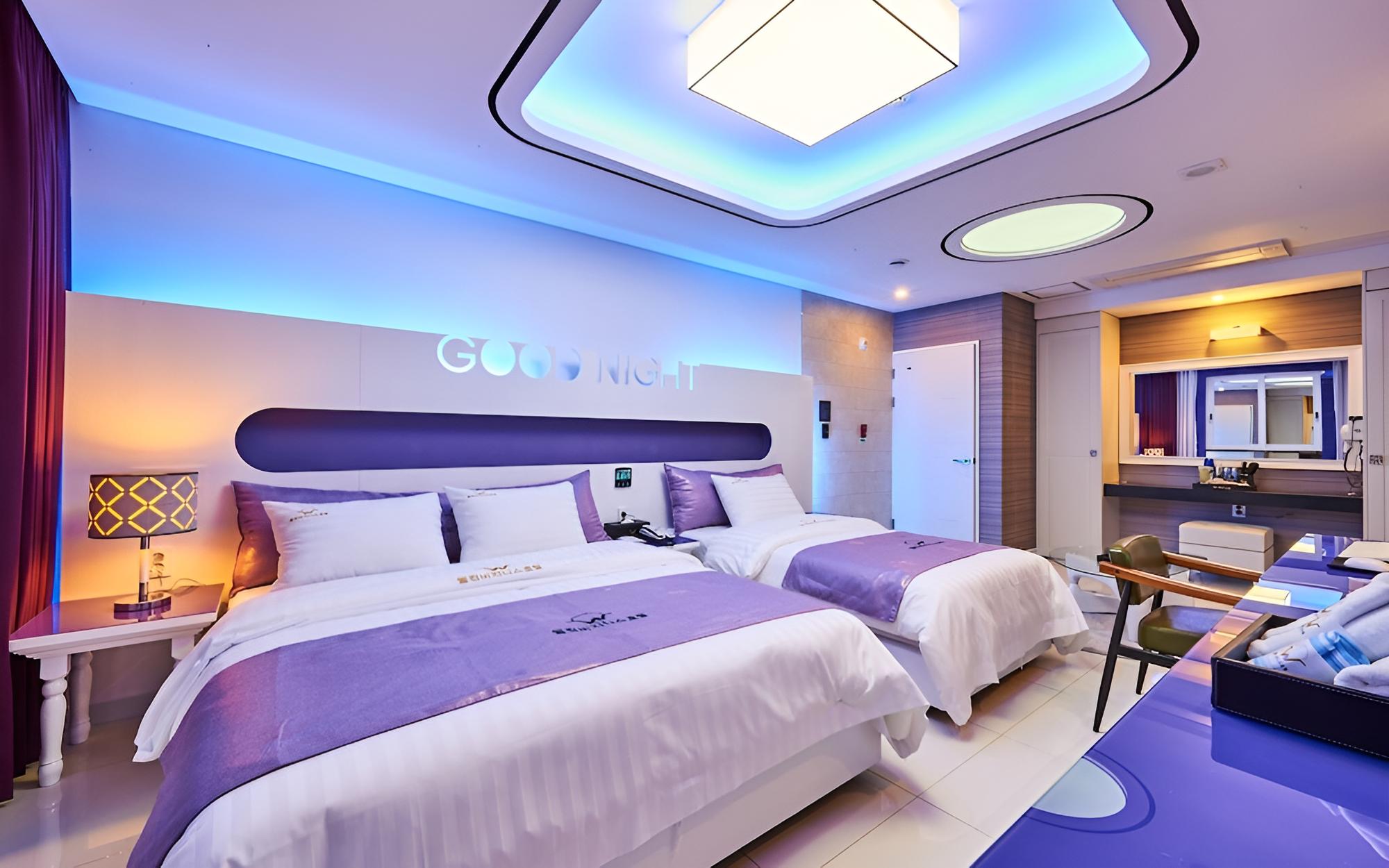 Room (Twin (Large Jetted Spa Tub)) - Photo 4