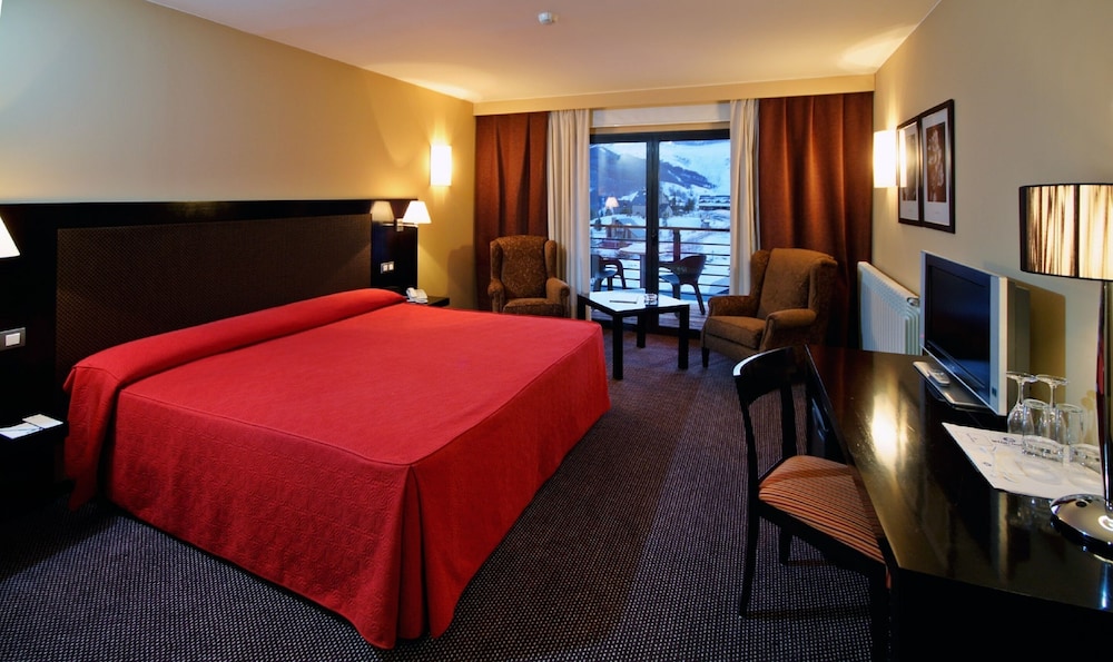 Double Room (2 Adults + 1 Child) - Photo 3