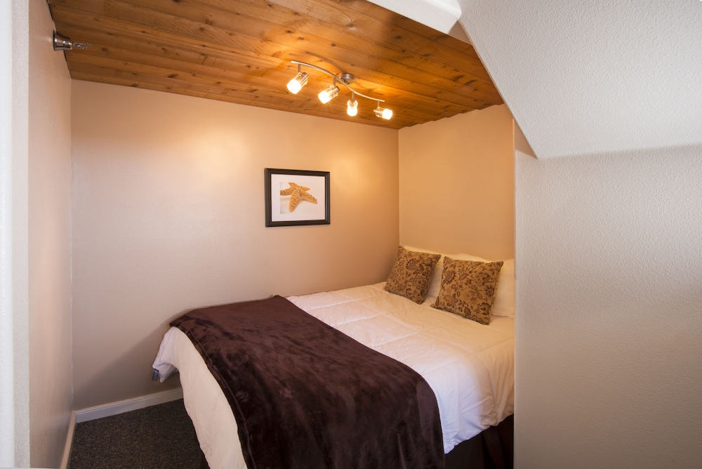 Oceanfront Penthouse Suite - 2 Bed, Jetted Tub, Fireplace - Not Pet Friendly