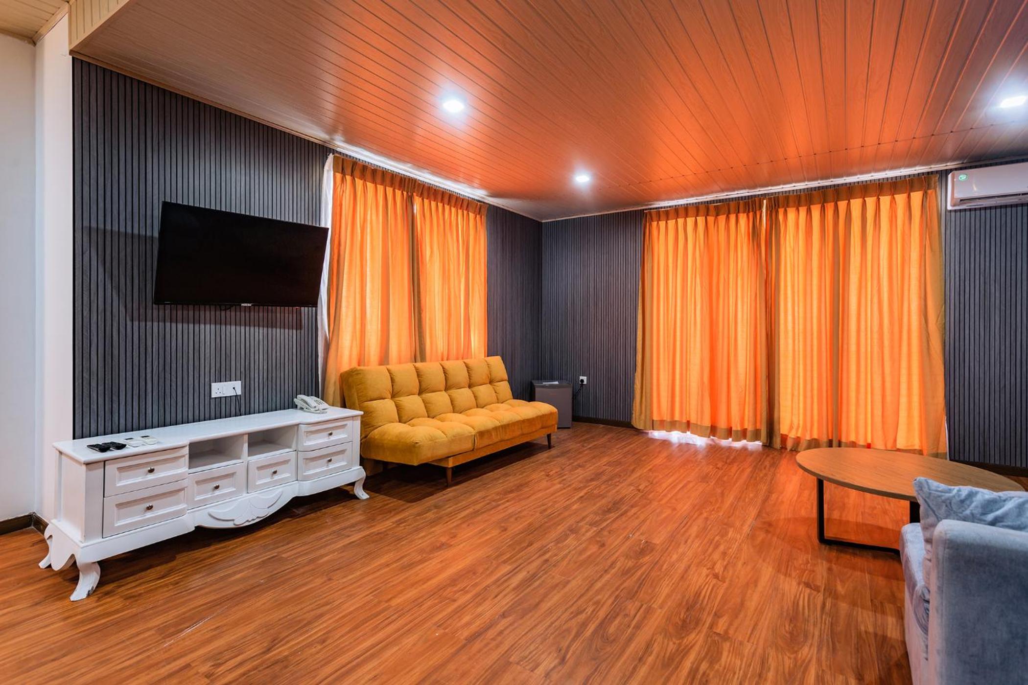 Executive Suite - Photo 3