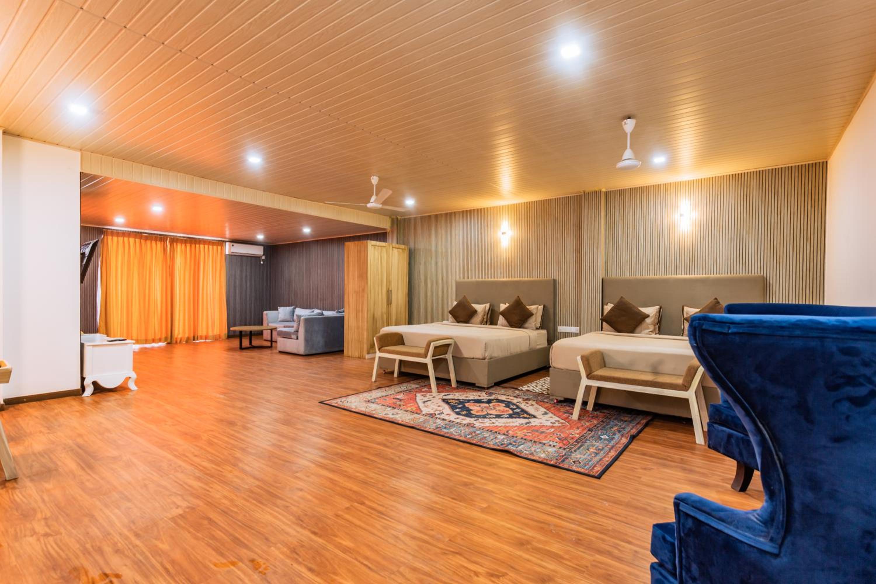 Executive Suite - Photo 2
