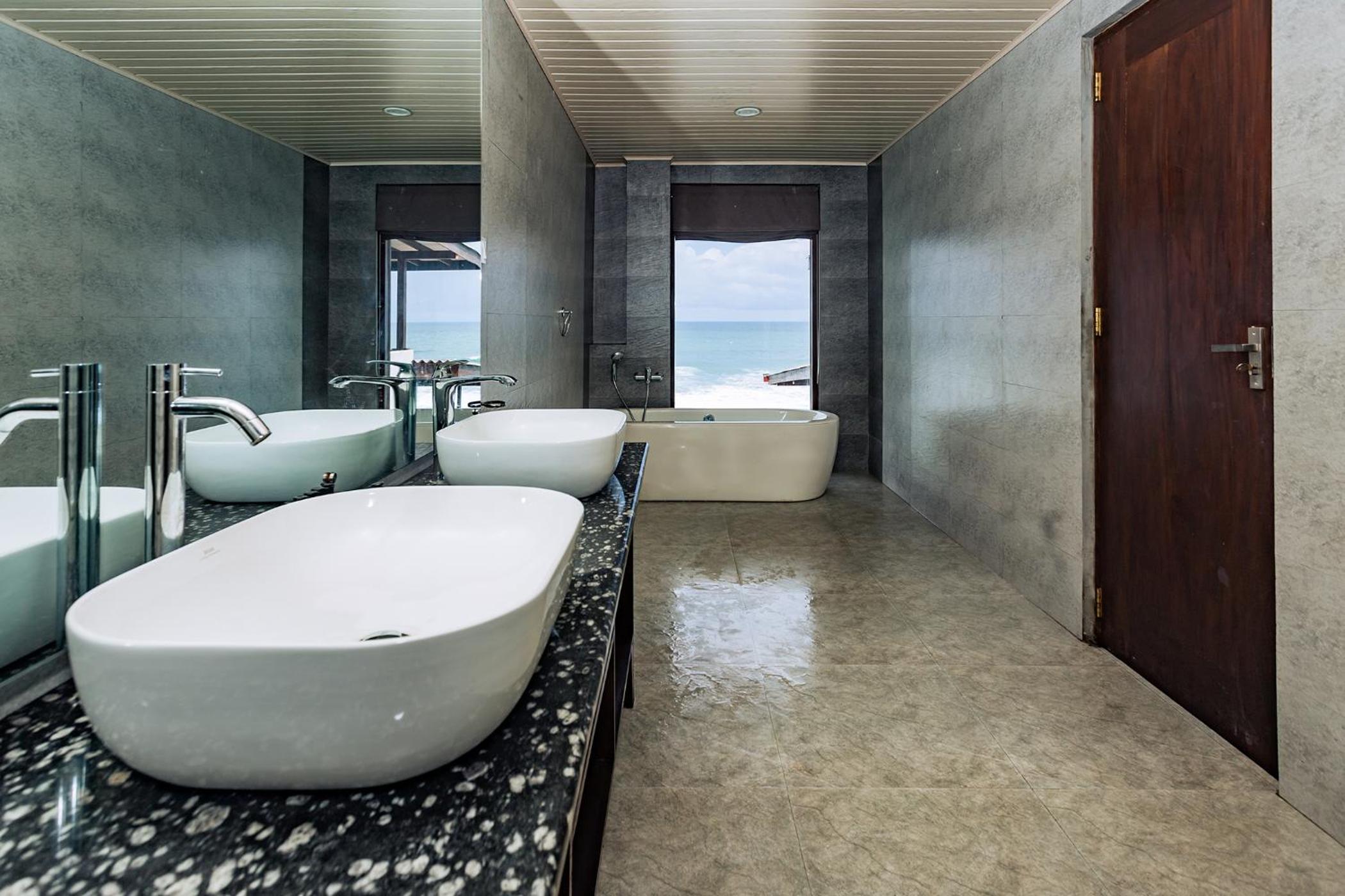 Executive Suite - Photo 6
