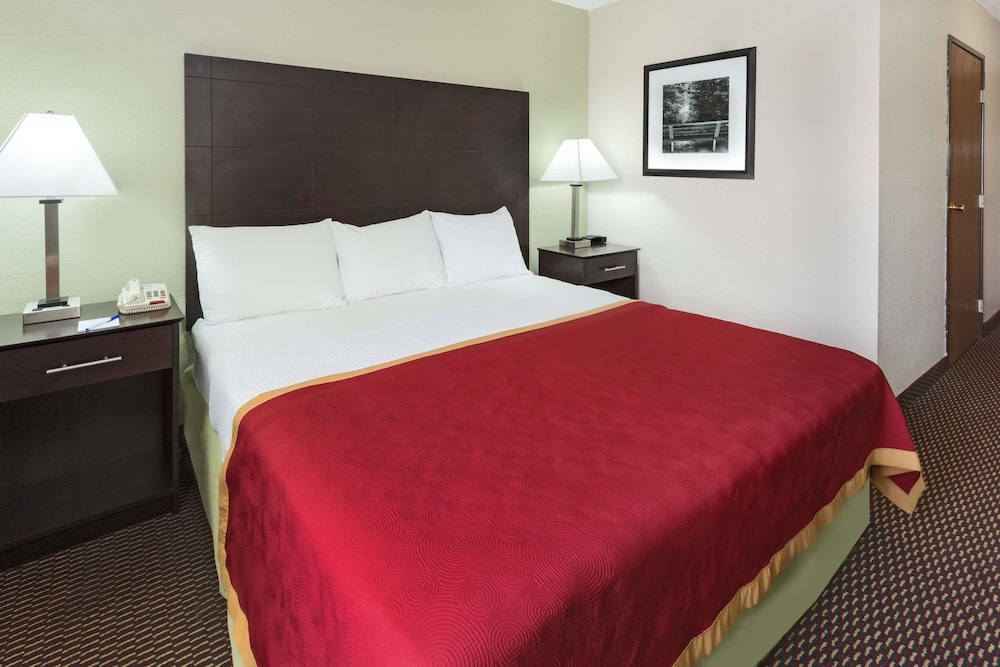 Room, 1 King Bed, Accessible, Non Smoking (Mobility, Bathtub w/ Grab Bars) - Photo 2