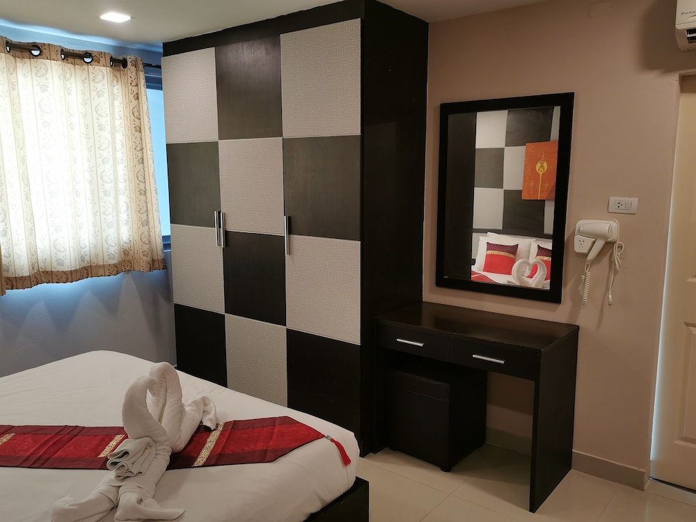 Deluxe Double or  Twin with Breakfast and Airport Transfer - Photo 7