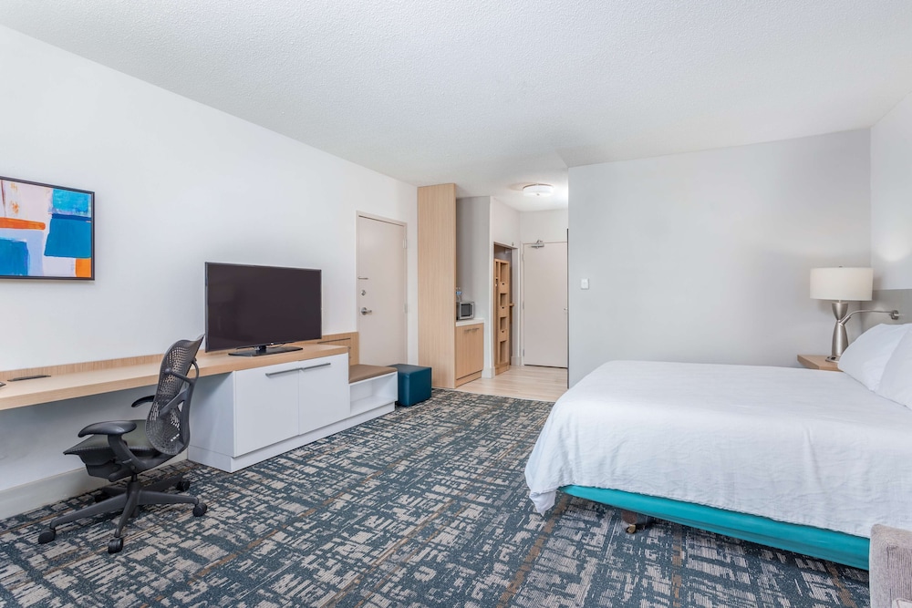 Deluxe Room, 1 King Bed, Accessible, Bathtub (Mobility & Hearing) - Photo 1