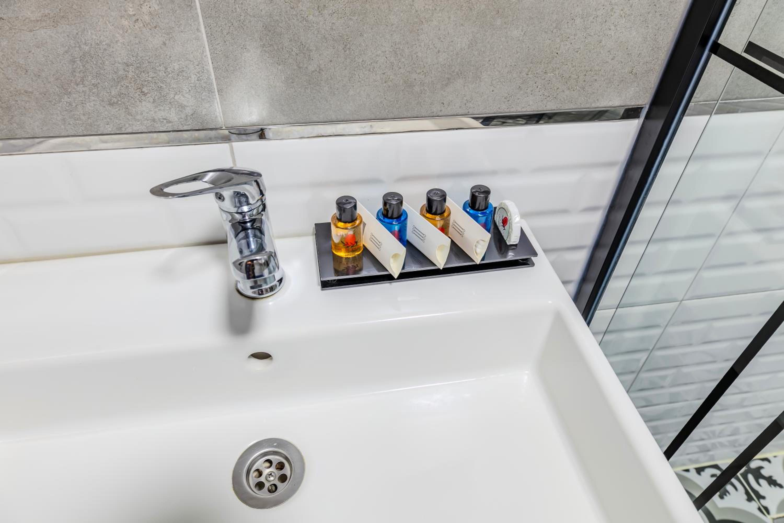 Double Room with Spa Bath - Photo 6