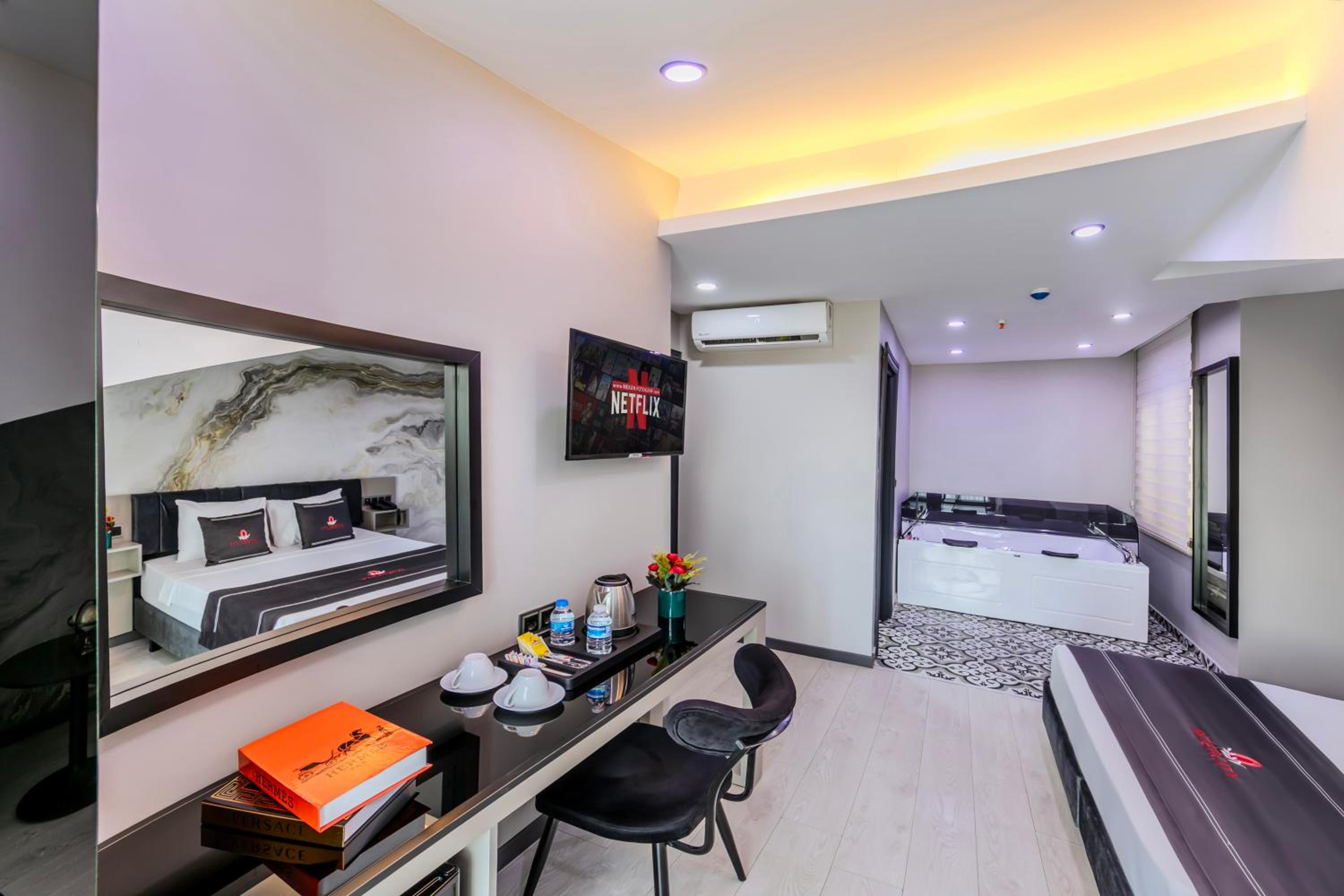 Double Room with Spa Bath - Photo 9