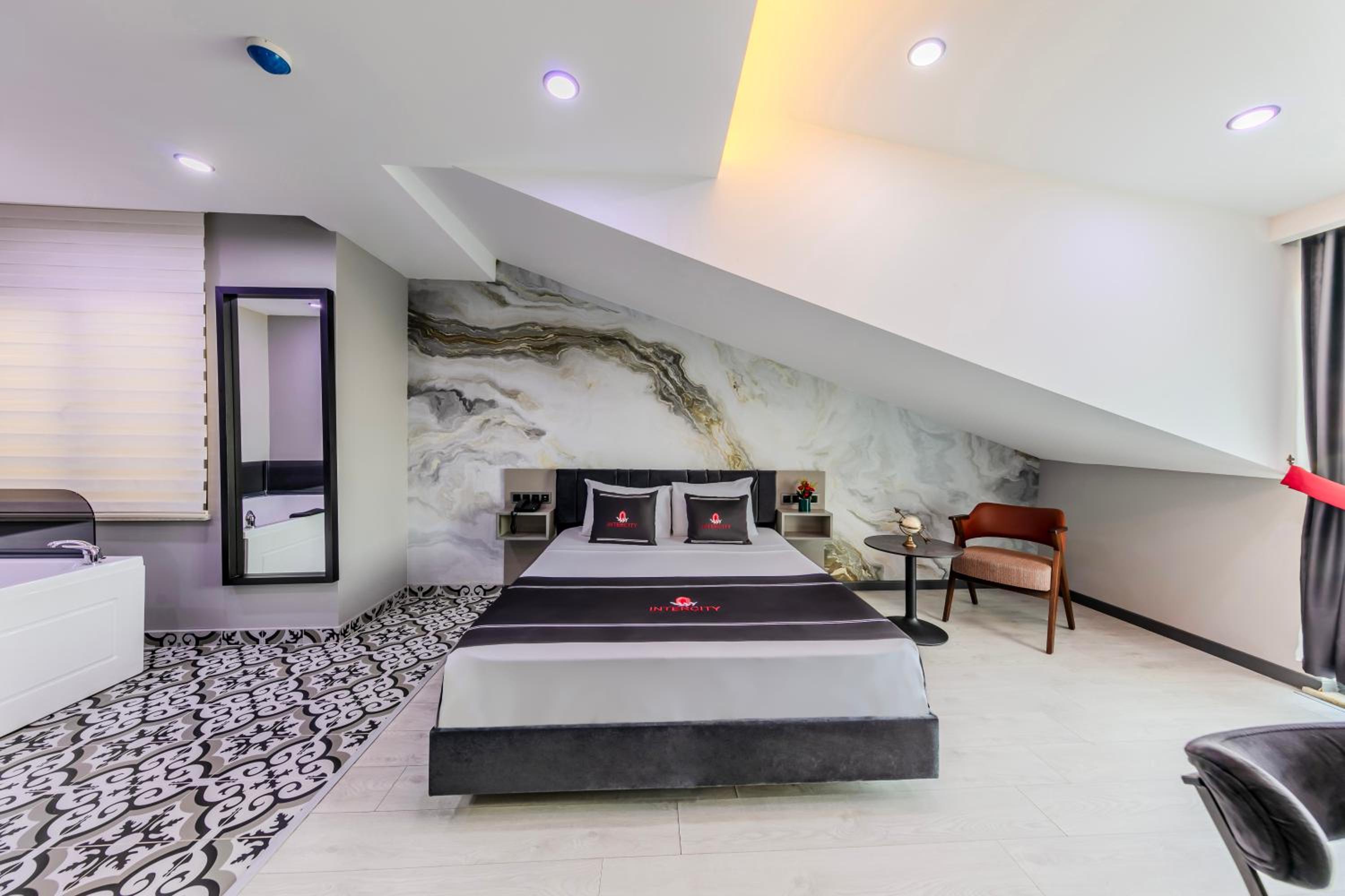 Double Room with Spa Bath - Photo 5