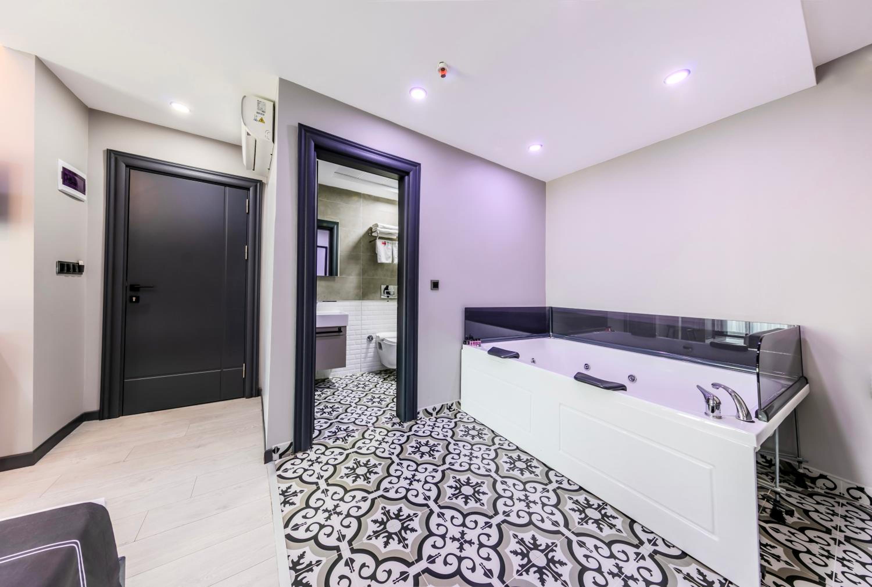 Double Room with Spa Bath - Photo 15
