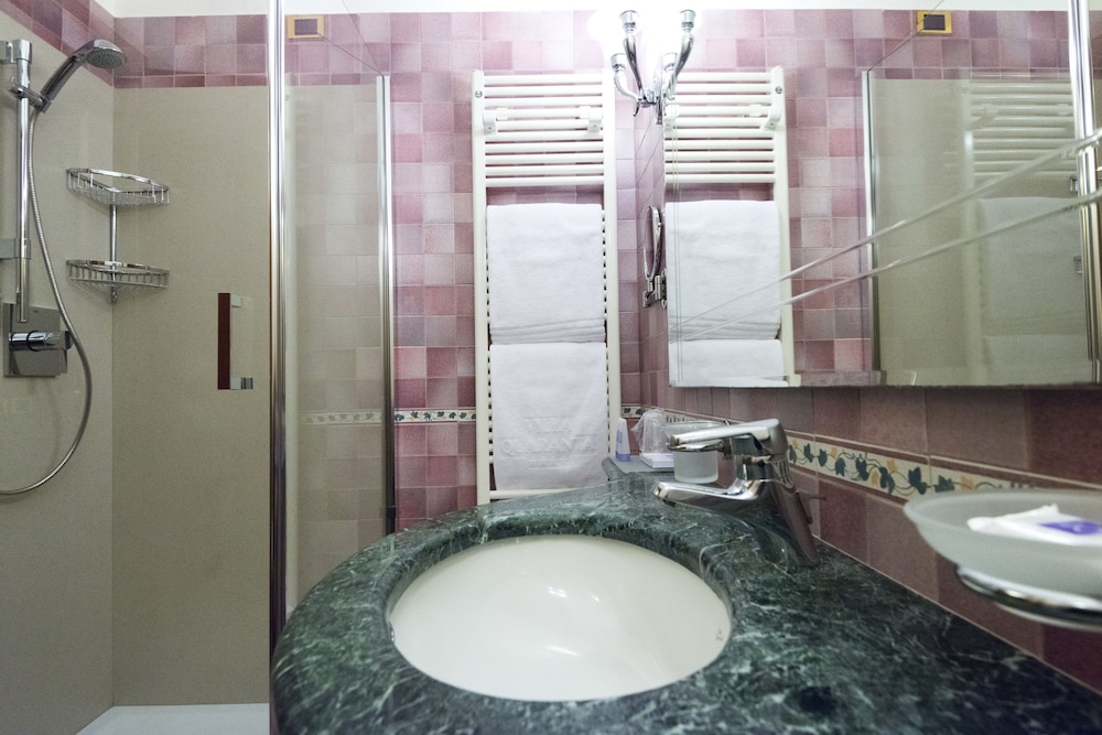 Deluxe Double Room Single Use - Photo 5