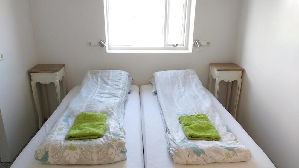 Twin Room, Private Bathroom - Photo 4