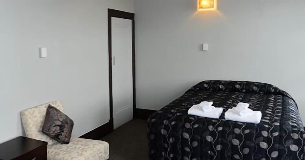 Queen - 2 Queen Shared Bathroom - Room no 4 & 18 photo 1