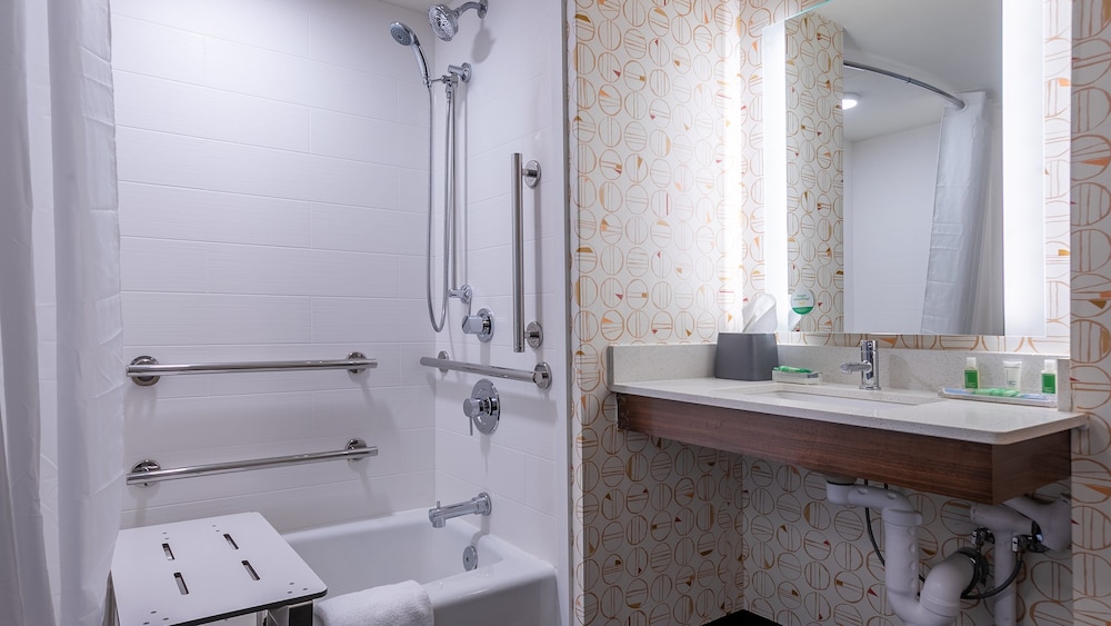 Standard Room, 1 King Bed, Accessible (Comms, Mobil, Access Tub) - Photo 10