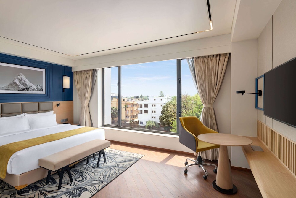 Basic Room, 1 King Bed, Non Smoking - Photo 1