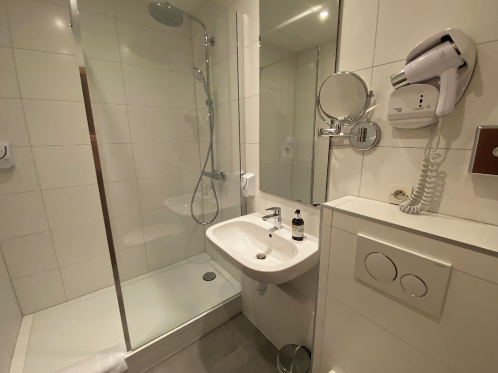 Classic Twin Room, 2 Twin Beds, Air conditioning (Shower) - Photo 4