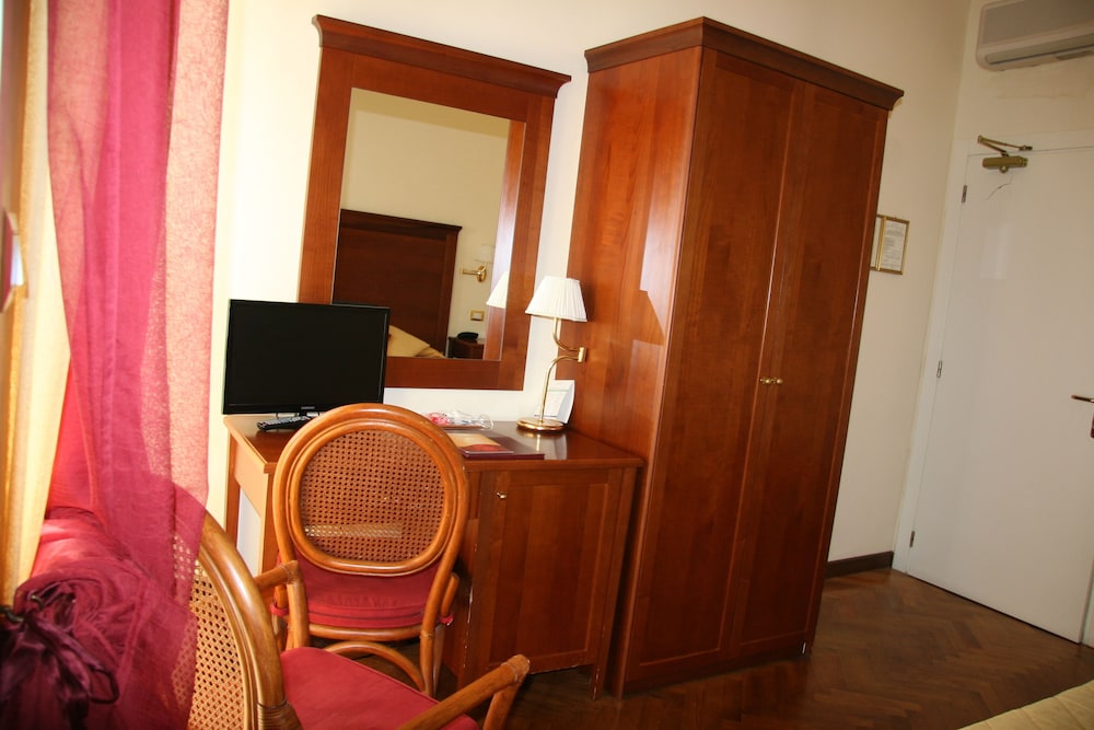 Standard Double or Twin Room - Photo 3
