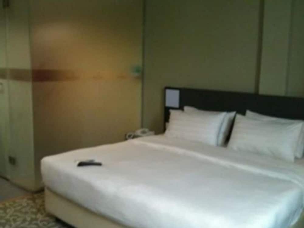 Standard Room, 1 King Bed photo 3