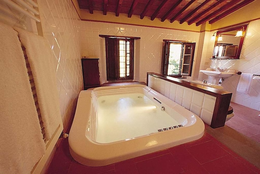 Exclusive Suite, Jetted Tub