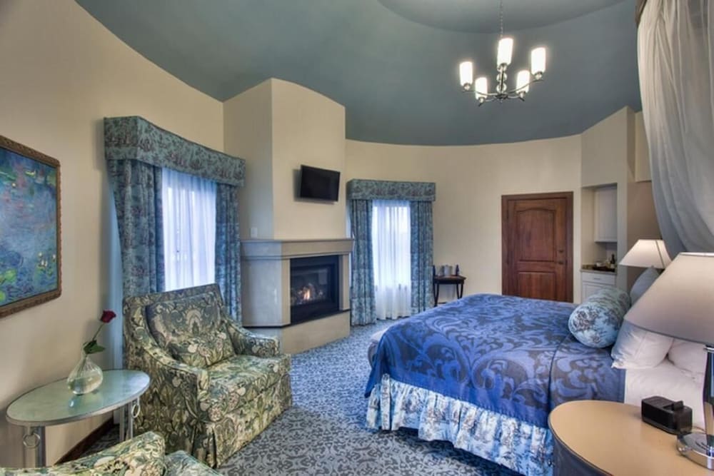 Executive Suite, 1 King Bed, Garden View (Garden View Turret Suite King) photo 3