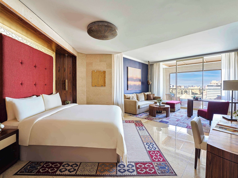 Raffles, Club Room, 1 King Bed - Photo 3