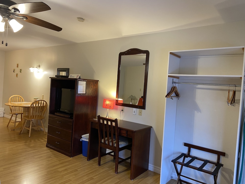 Suite, 1 King Bed (Second Floor) photo 3