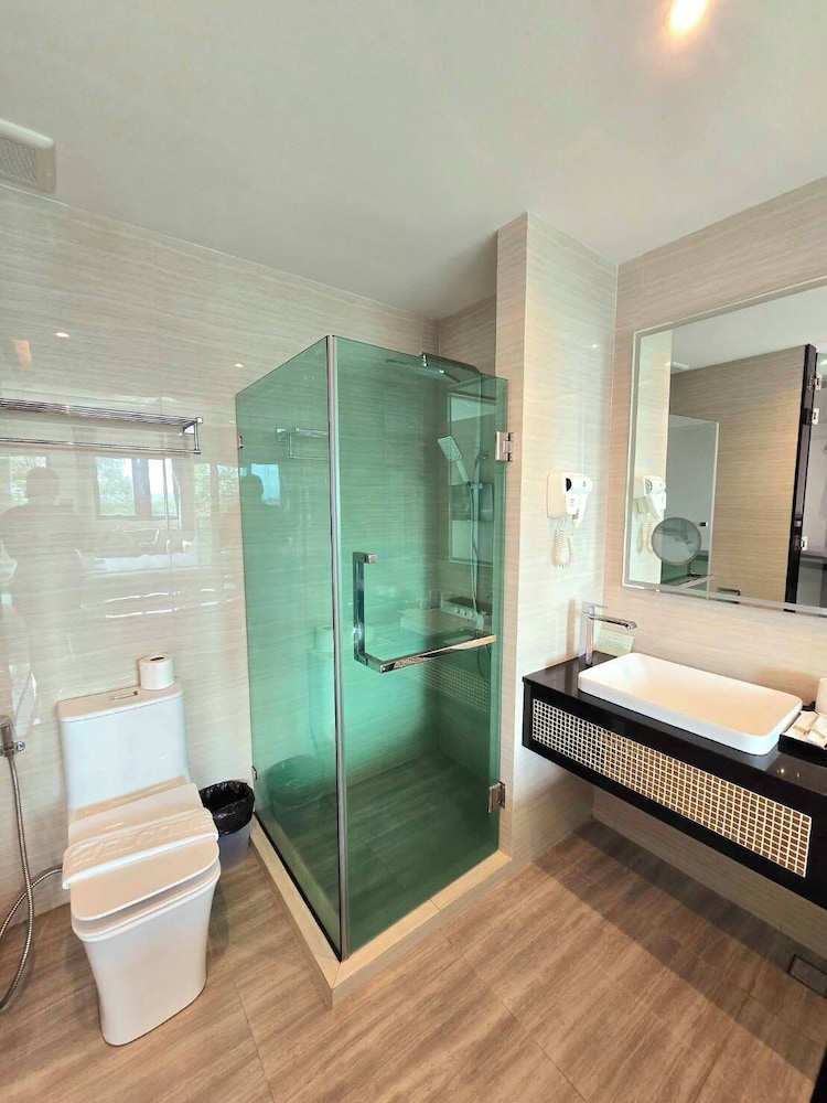 Family Suite with Balcony - Photo 4