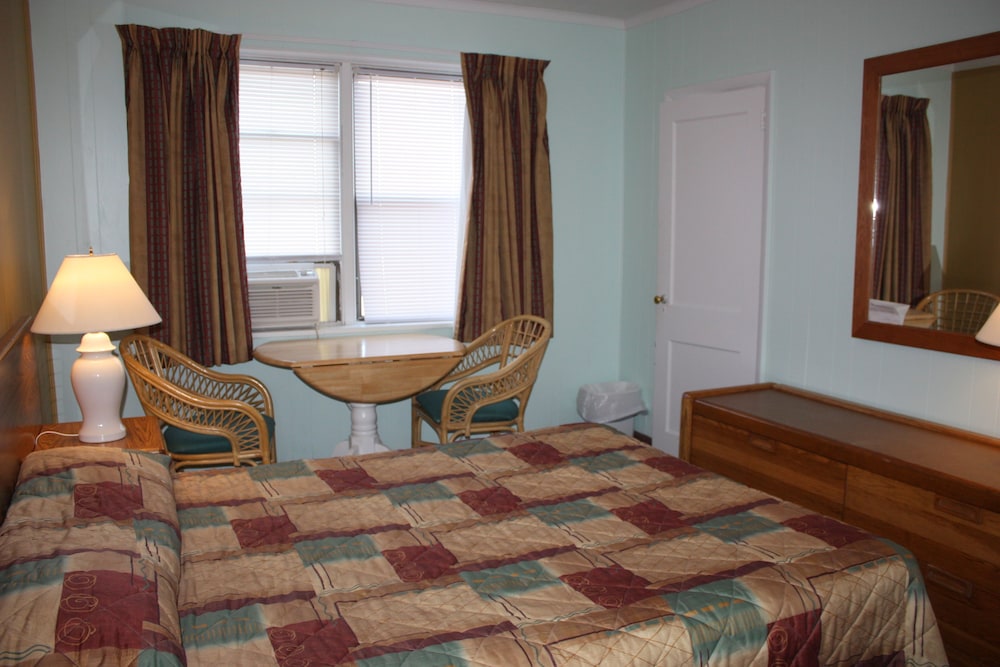 Standard Room, 1 Queen Bed, Refrigerator & Microwave