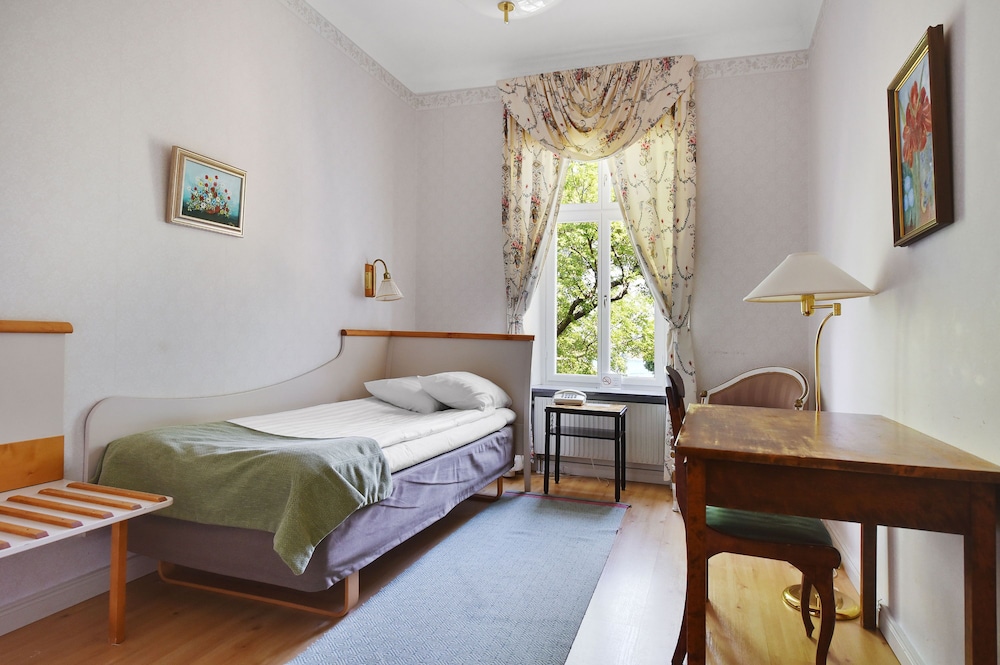 Standard Single Room, 1 Twin Bed, Private Bathroom, Partial Ocean View