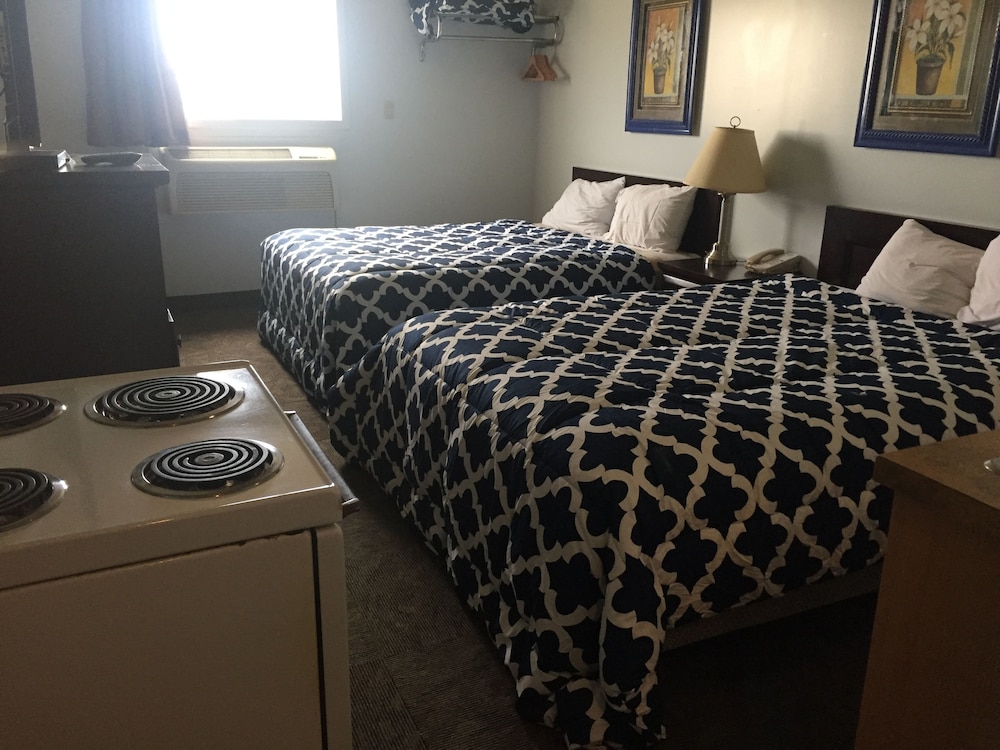 Standard Single Room, 2 Queen Beds, Non Smoking, Refrigerator & Microwave photo 3