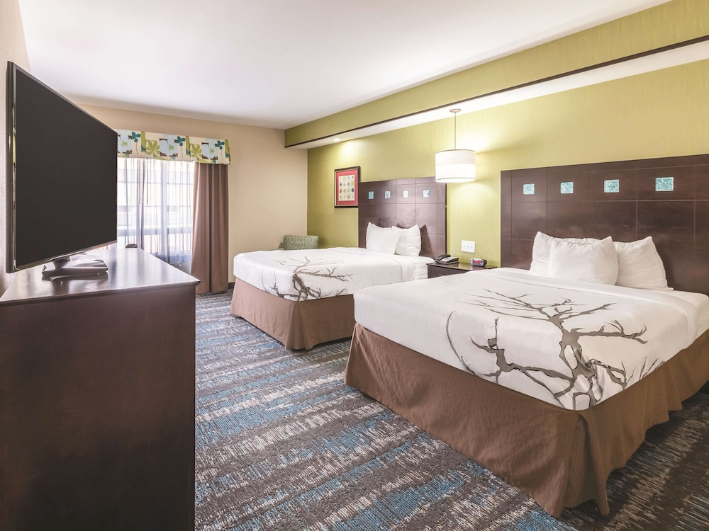 Room, 2 Queen Beds, Non Smoking - Photo 1