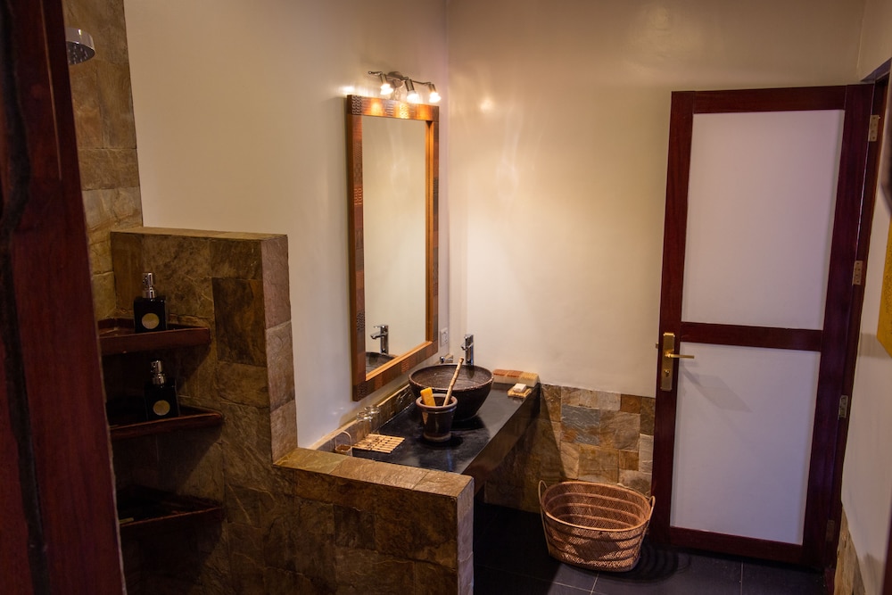 One-Bedroom Bungalow Suite photo 2