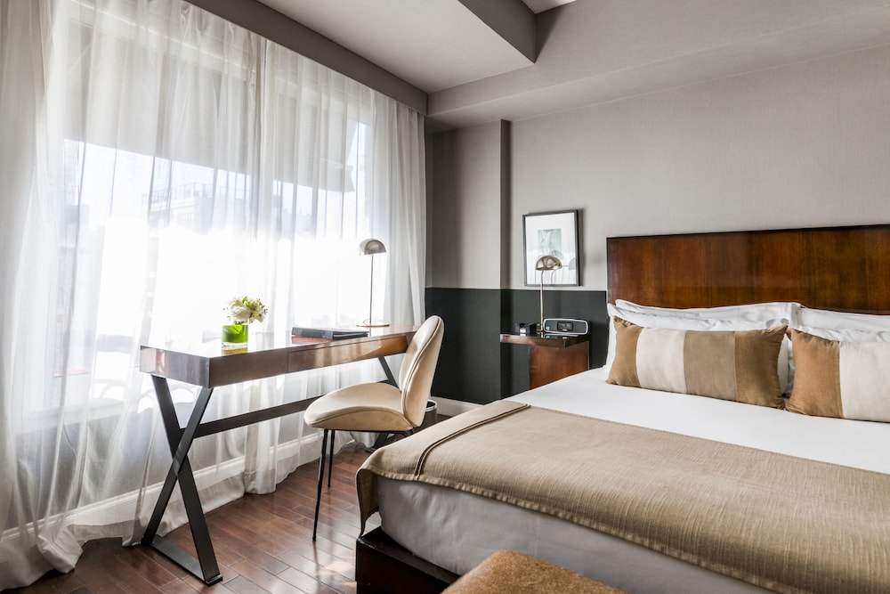 Executive Room thumbnail 5