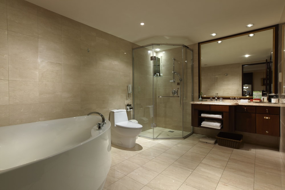 Suite, 1 King Bed (Ambassador) - Photo 6