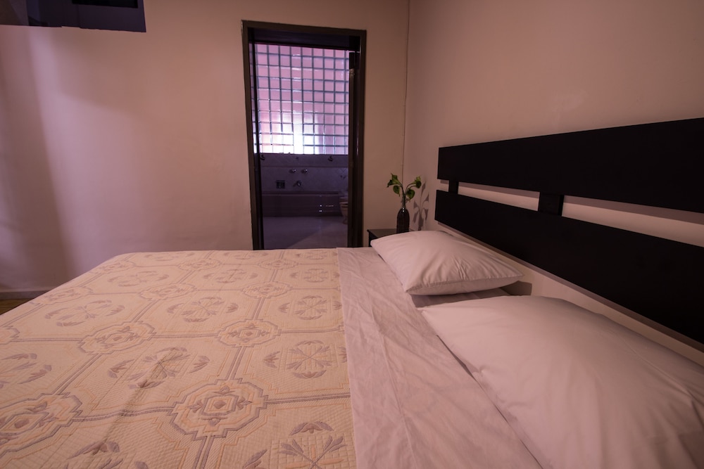 Standard Double Room, 1 King Bed, Private Bathroom photo 3