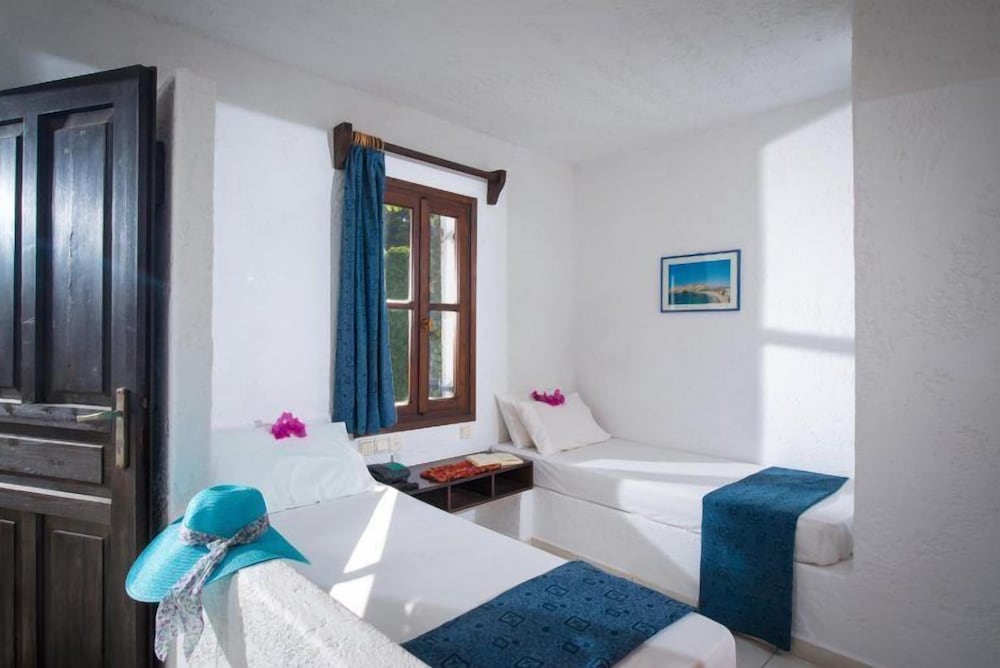 Twin Studio with Side Sea View