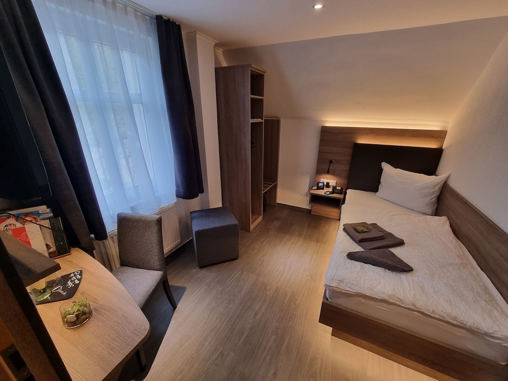 Deluxe Single Room, Private Bathroom photo 3
