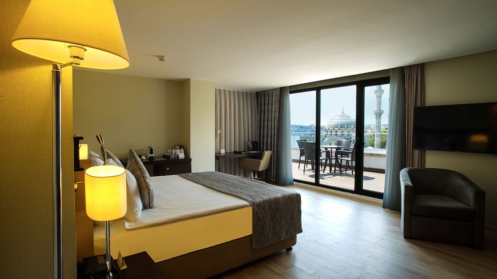 Deluxe Double Room with Partial Sea View