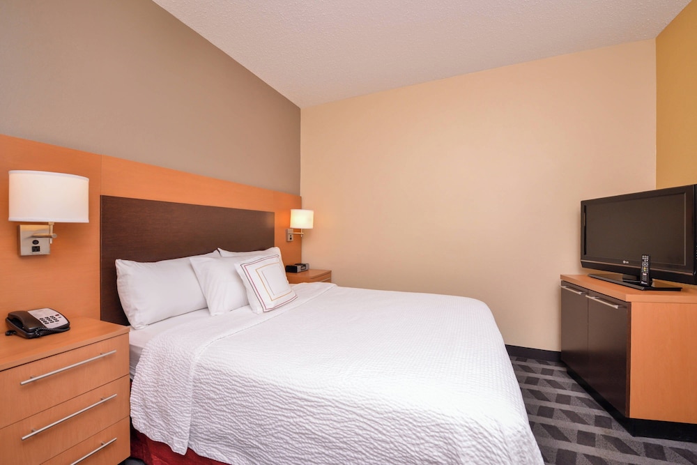 Studio, 1 Queen Bed with Sofa bed (Mobility/Hearing Access, Roll-in Shwr)
