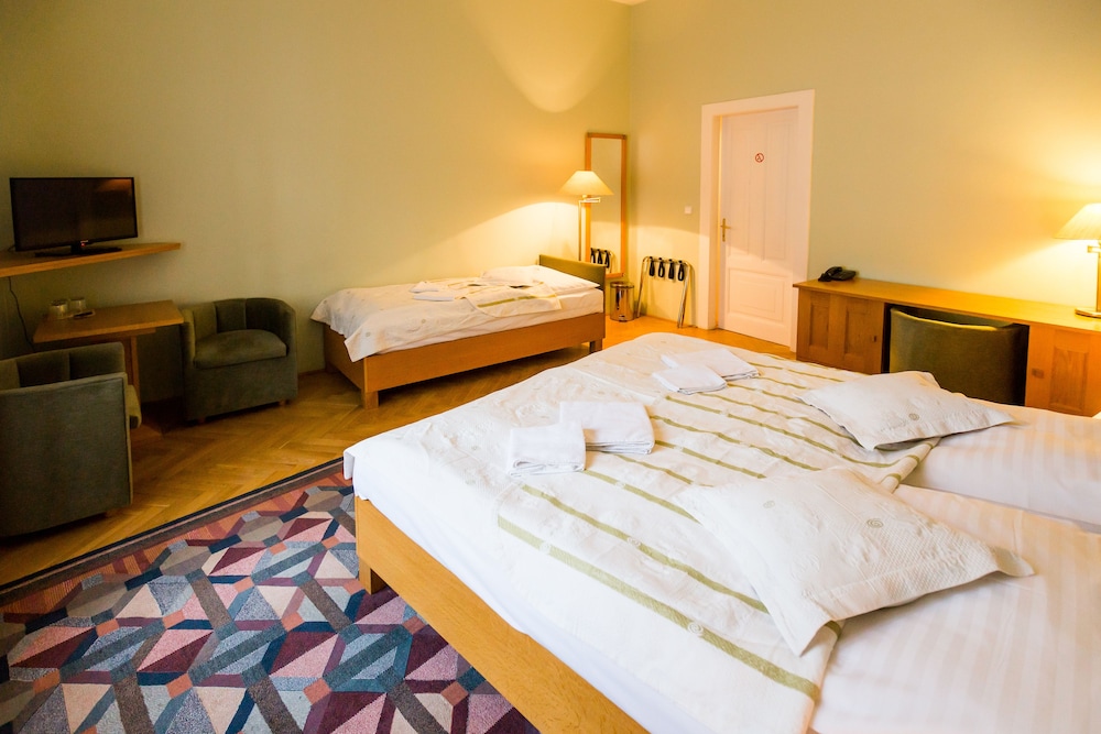 Gallery Triple Room photo 2