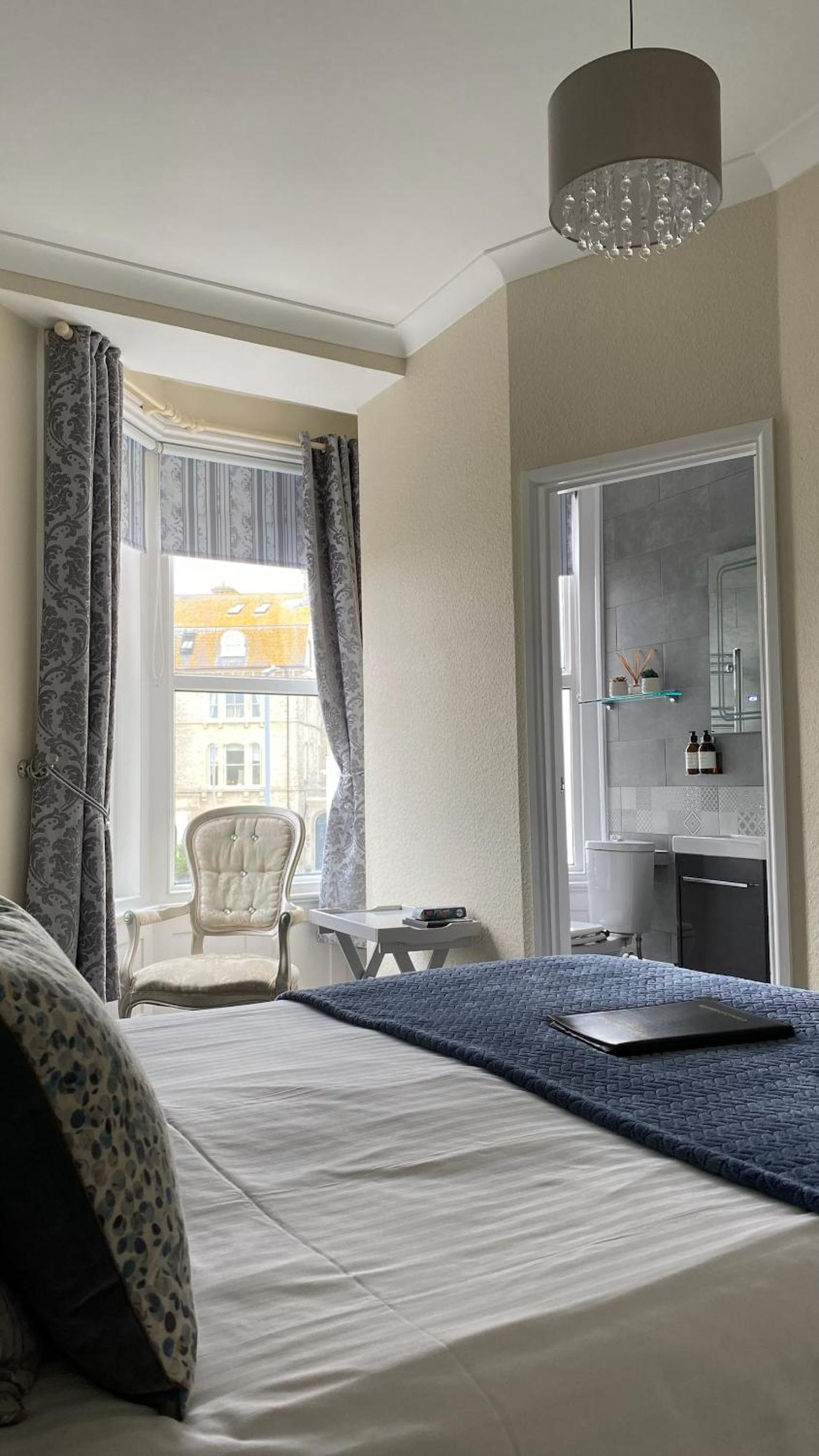 Family Suite with Private Bathroom photo 2