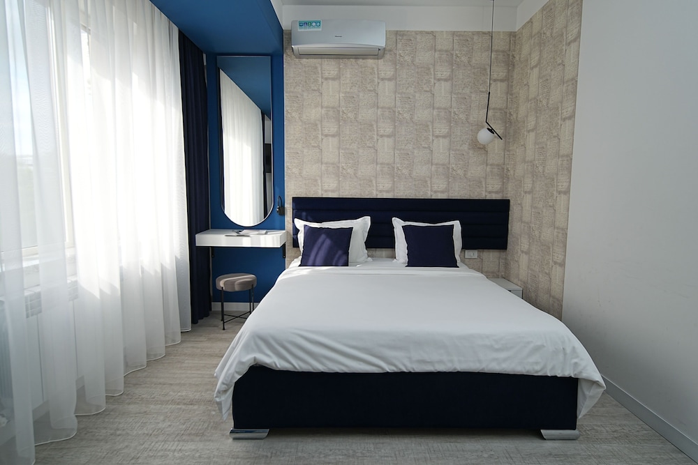 Comfort Studio, 1 Queen Bed, Kitchen, Park View