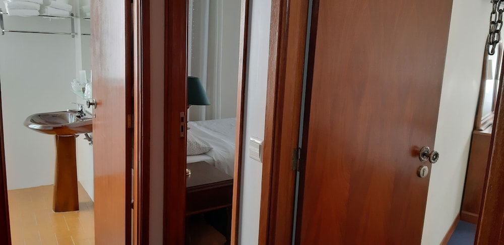 Standard Quadruple Room, 2 Double Beds, City View photo 3