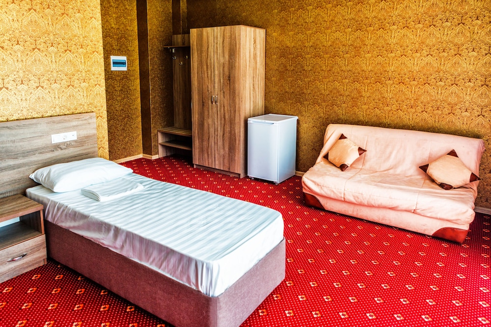 Basic Single Room, 1 Large Twin Bed, Accessible