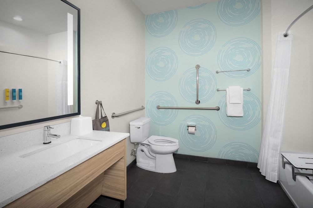 Room, 2 Queen Beds, Accessible, Bathtub - Photo 2