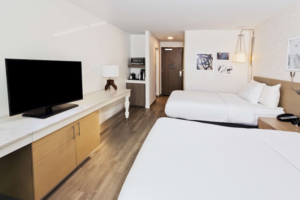 Room, 2 Queen Beds, Accessible (Roll In Shower) photo 2