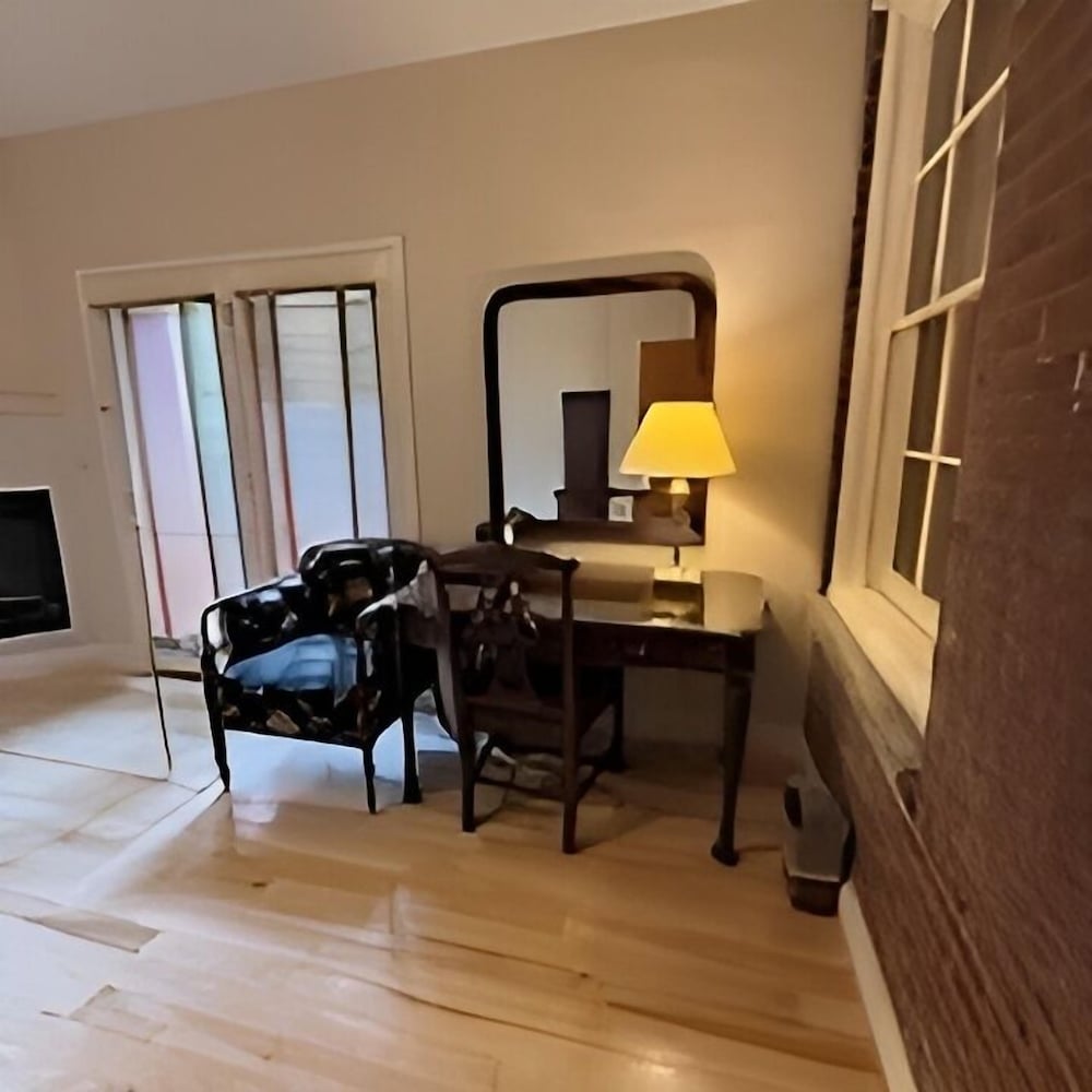 Premium Room, ONE QUEEN BED, JACUZZI with Juliet Balcony - Church Street View - Photo 3