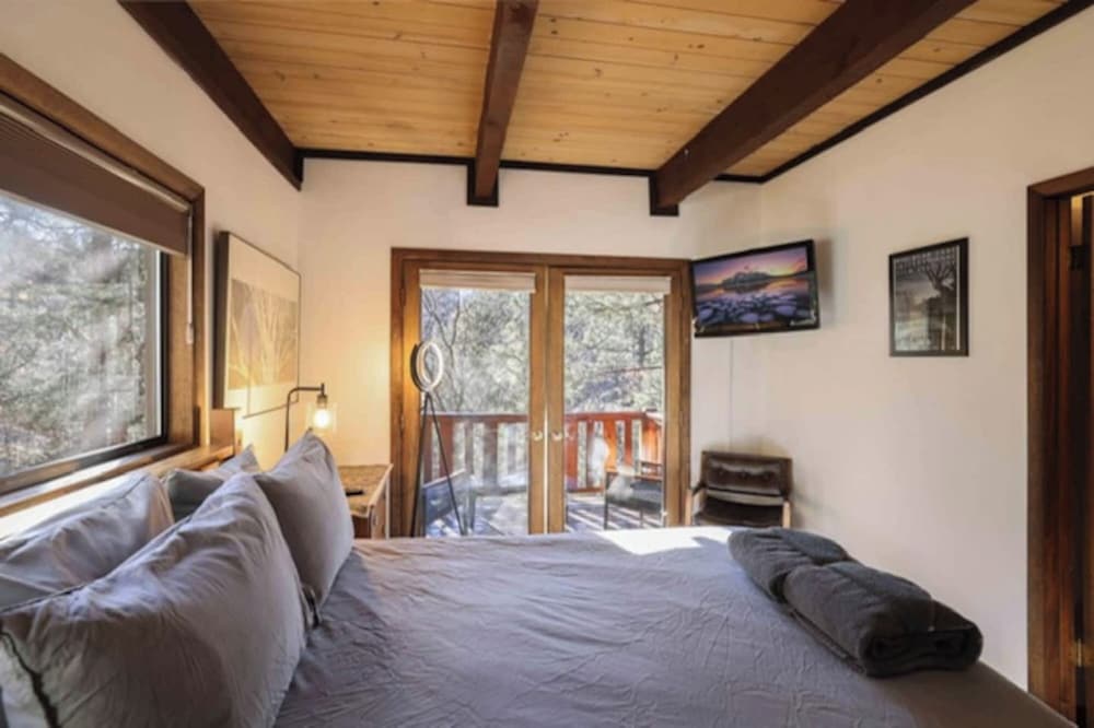 Signature Cabin, 2 Bedrooms, Mountain View, Mountainside photo 2
