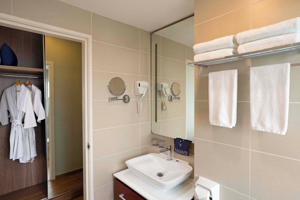 3 Bedroom Deluxe Suite Horizon View thumbnail 6