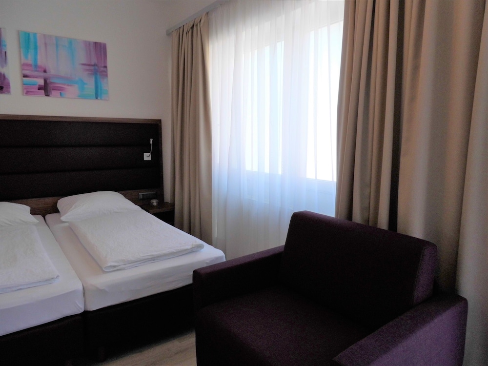 Motel Suite (2 rooms, each with its own street-side entrance, connecting door) photo 3