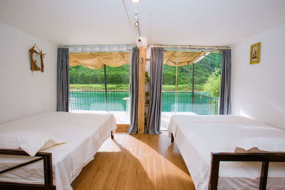 Family Room, Balcony, River View photo 1